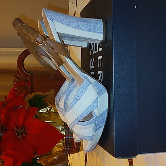 Naturalizer Sandals - Picture 8 of 11